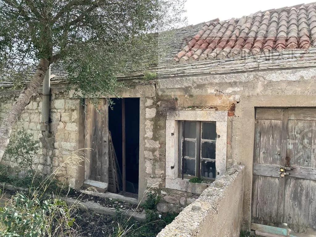 biševo kamena kuća 55 m2 + okućnica 676 m2 - slika 3