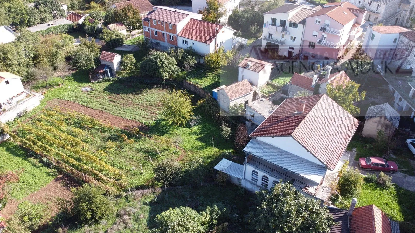imotski samostojeća kuća 3 etaže 372 m2 + velika okućnica - slika 2