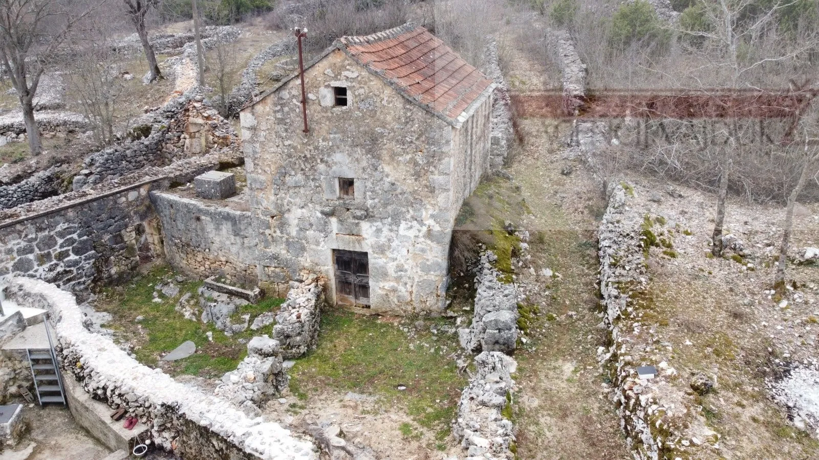 imotski slivno kamene kuće + okućnica - novo u ponudi - slika 2