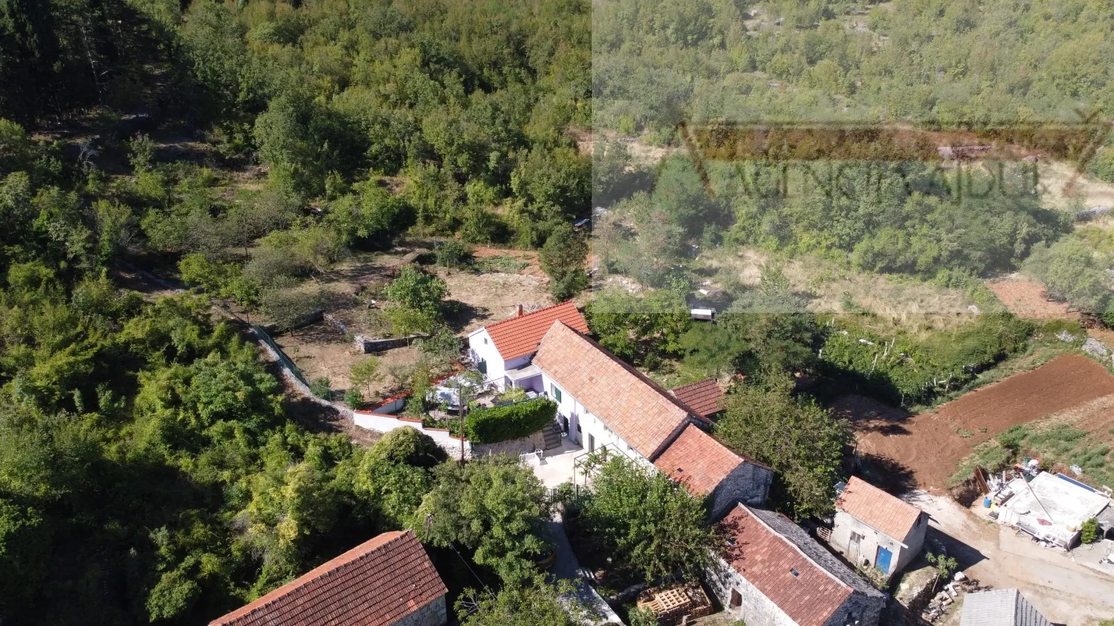 imotski obiteljska kamena kuća 250 m2 + okućnica 1209 m2 drum - slika 11