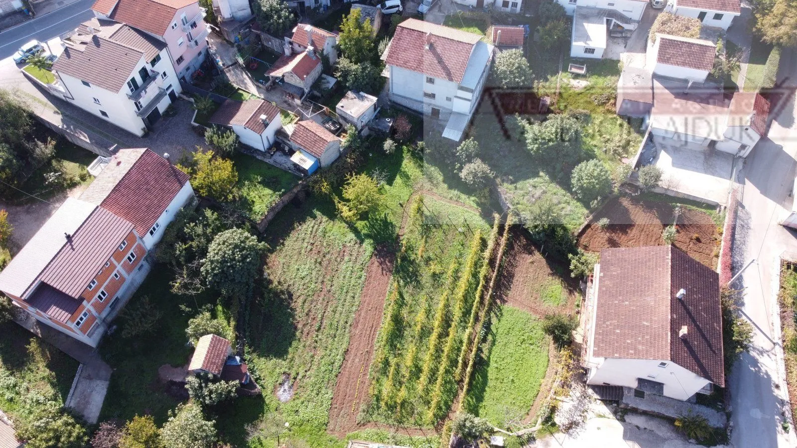 imotski samostojeća kuća 3 etaže 372 m2 + velika okućnica - slika 4