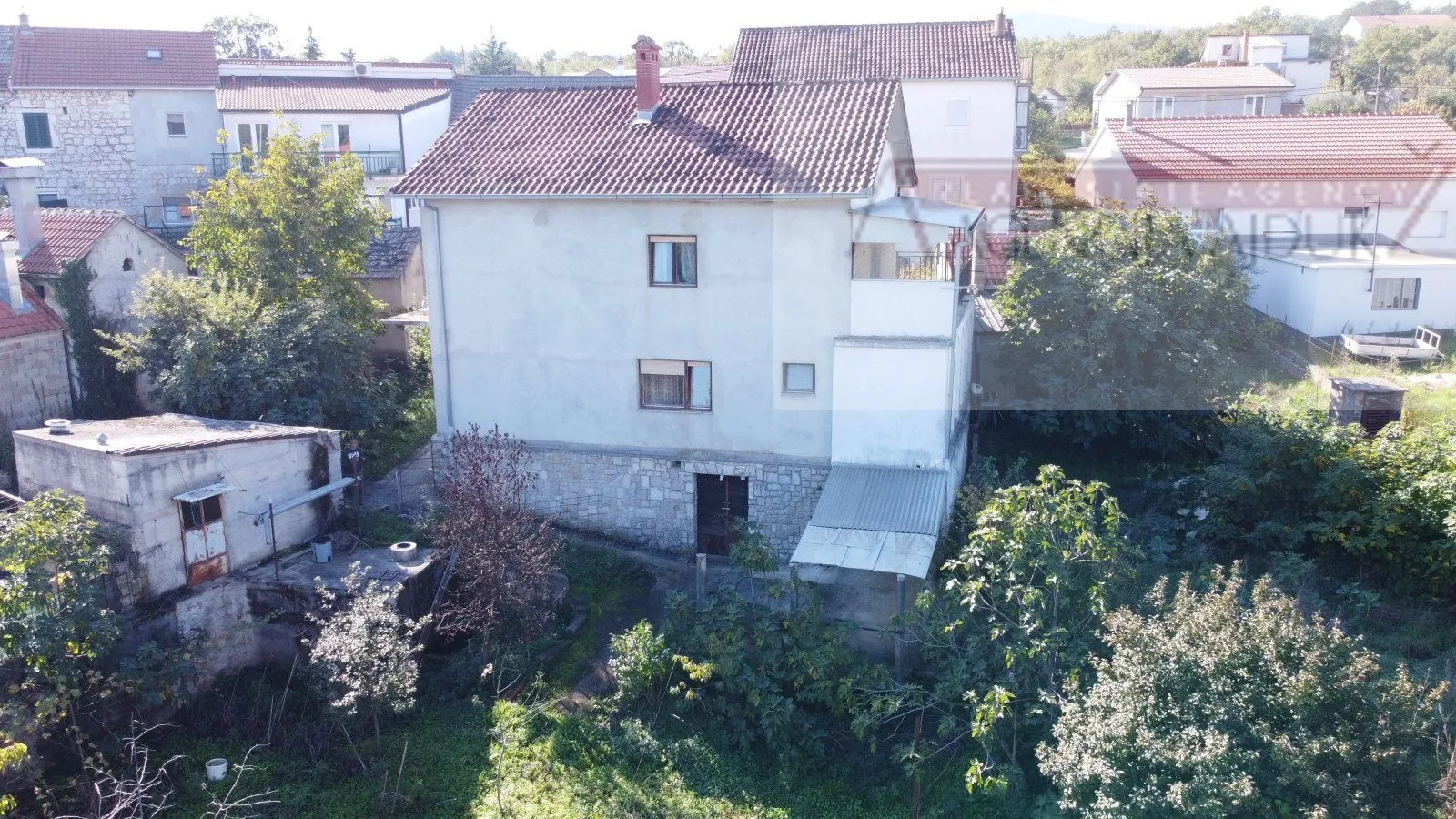 imotski samostojeća kuća 3 etaže 372 m2 + velika okućnica - slika 5