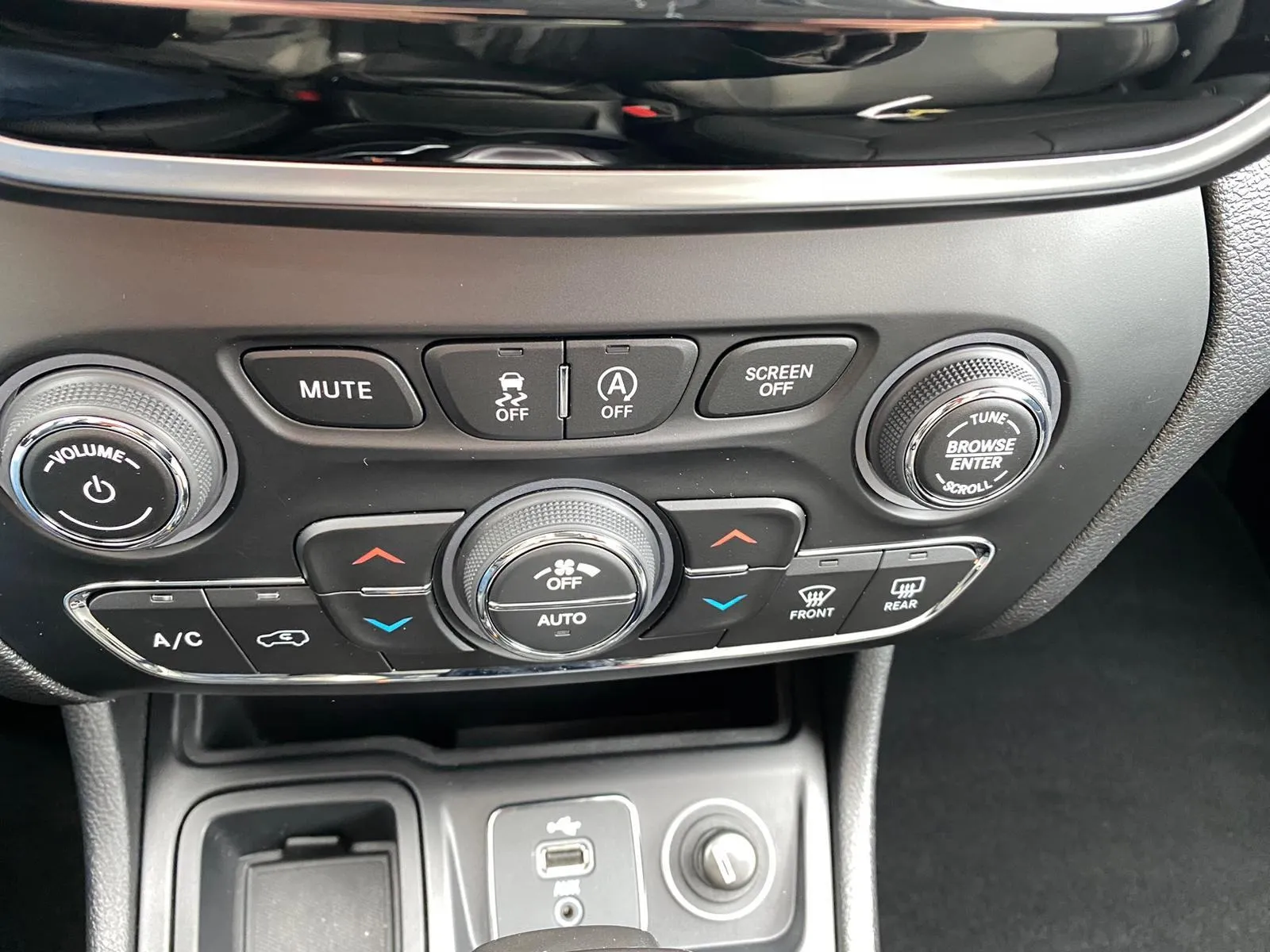 jeep cherokee 2,2 automatik limited 4x4, navi, kamera, 4x garancija!!! - slika 22