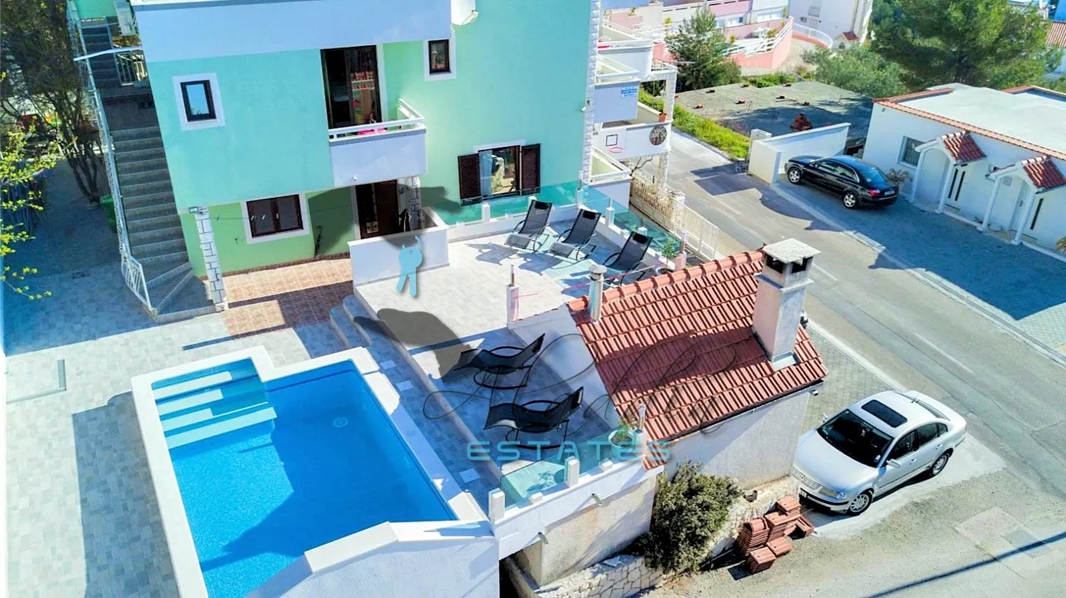Okrug Gornji, elegantna stambena kuća sa 6 jedinica i bazenom, 372 m2 - Okrug Gornji, Okrug