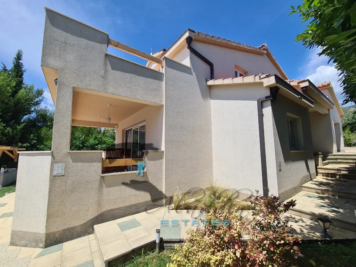 kaštel štafilić, neodoljiva vila s velikim bazenom i pogledom na more, 282 m2 - slika 10