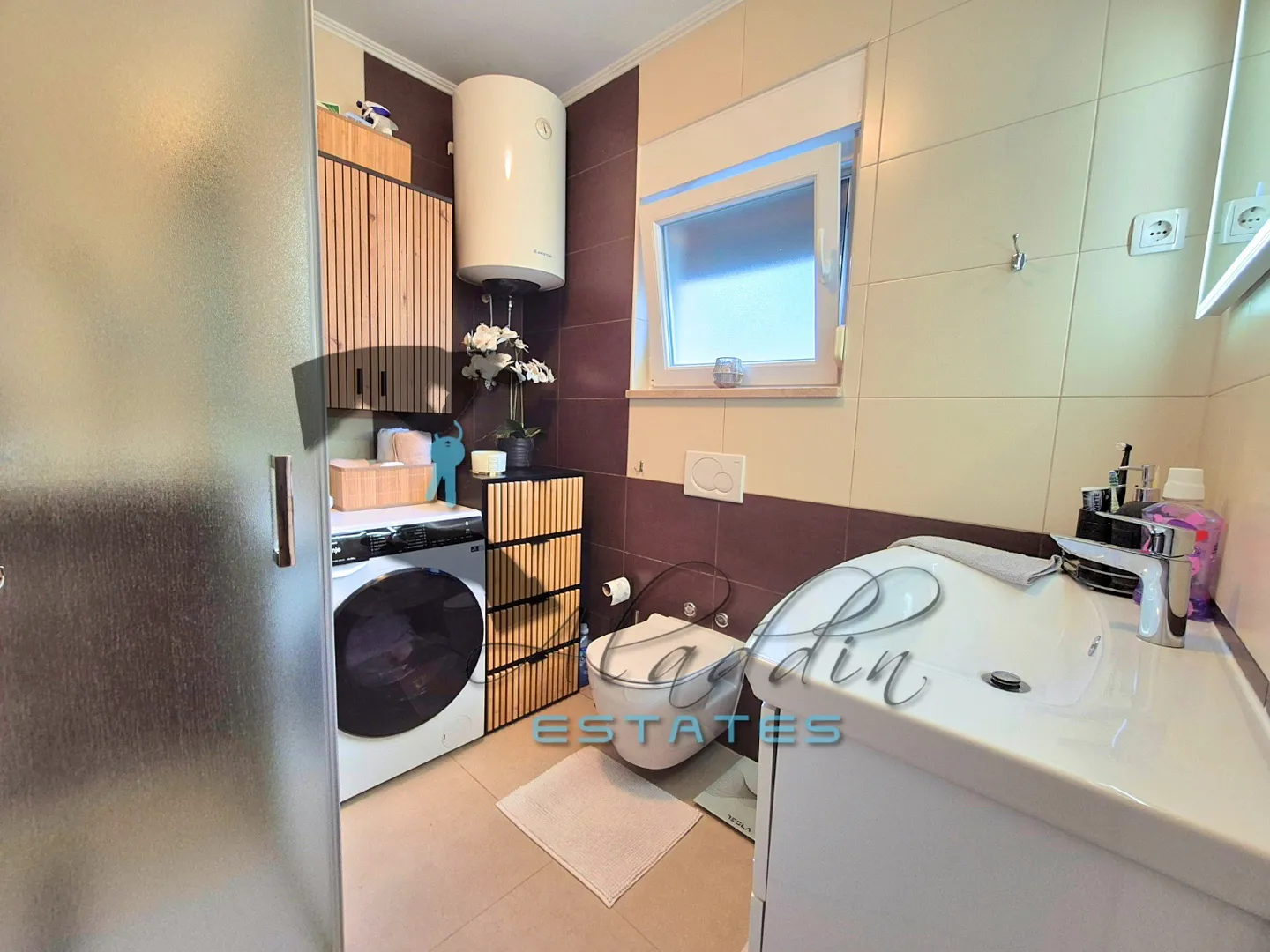 okrug gornji, izvanredan dvosobni stan s prekrasnom terasom, treći red, 70 m2 - slika 10