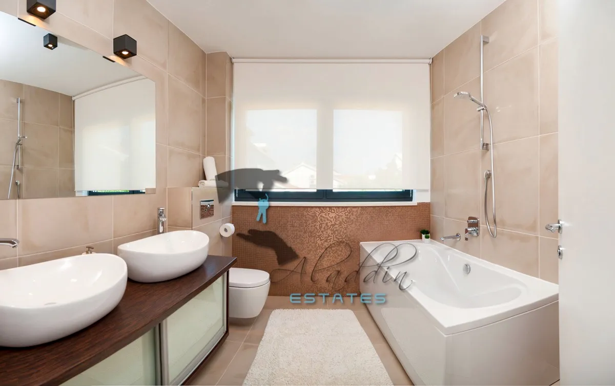 okrug gornji, super luksuzna i moderna vila drugi red do mora, 395 m2 - slika 16