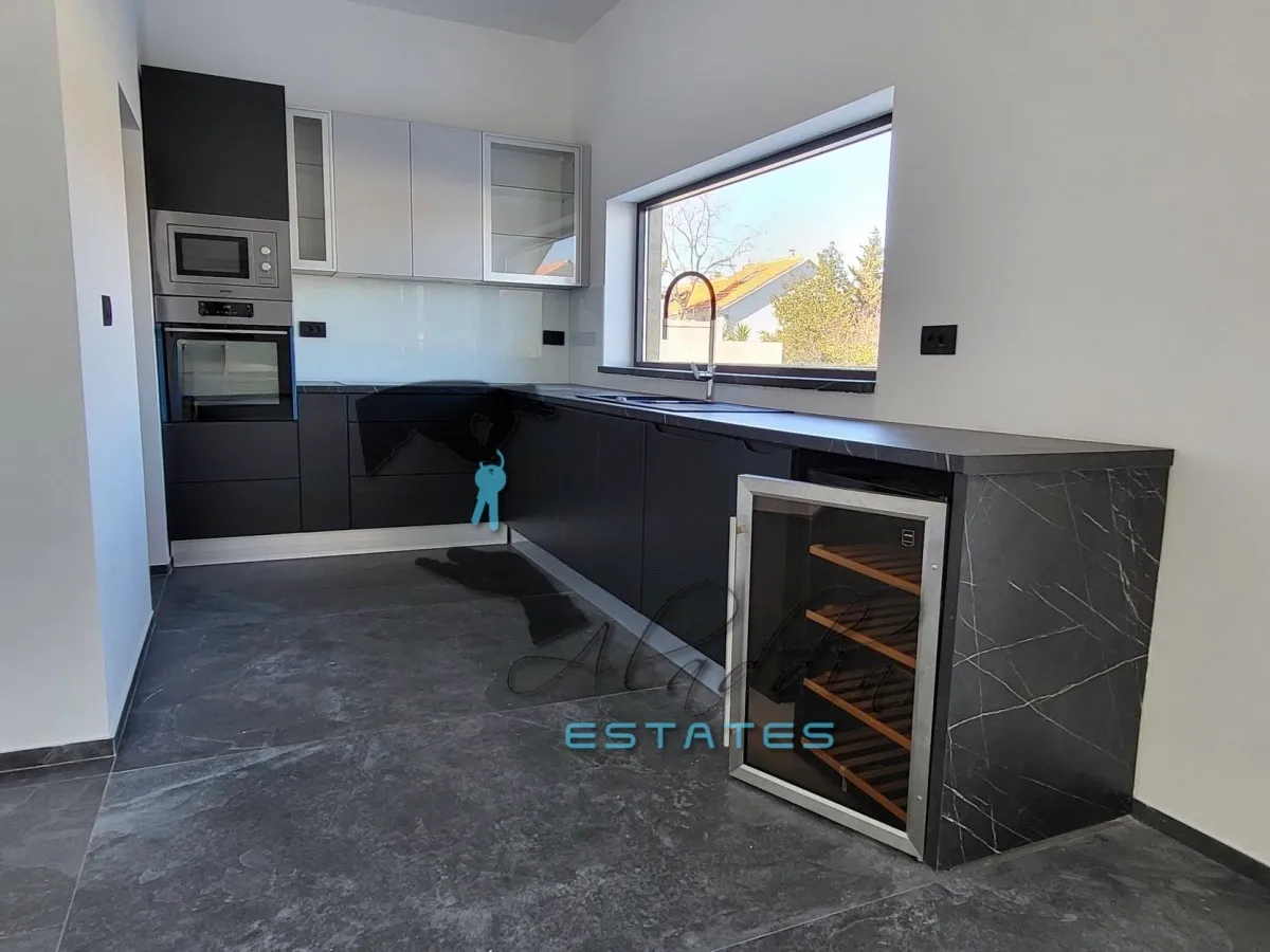 okrug donji, super luksuzna vila u drugom redu do mora, 326 m2 - slika 14