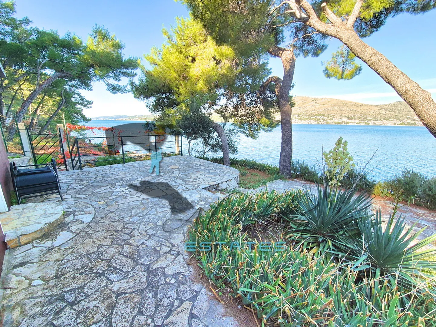 okrug donji, obiteljska kuća uz more u zelenilu, izvanredna prilika, 220 m2 - slika 23