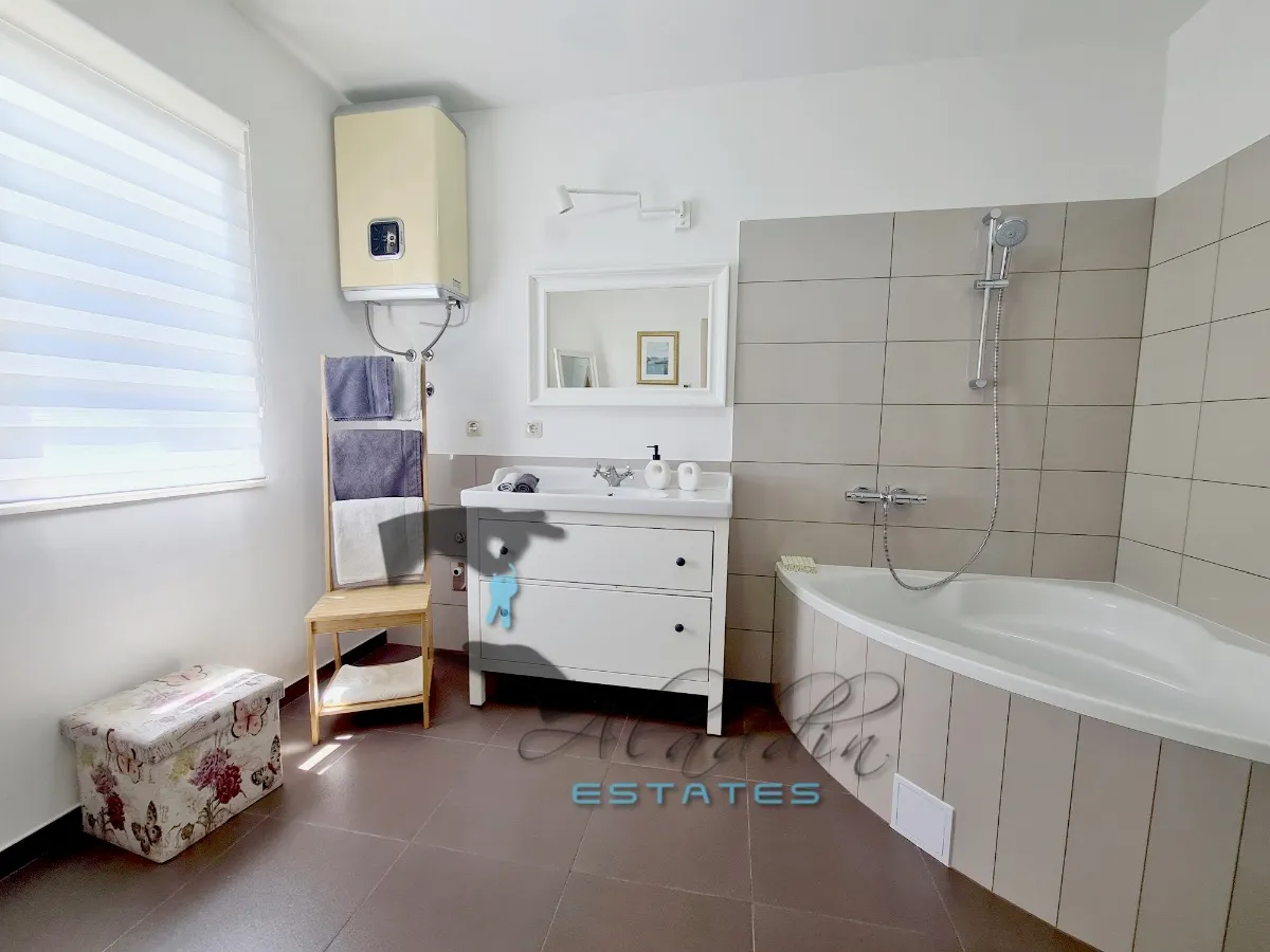 kaštel štafilić, neodoljiva vila s velikim bazenom i pogledom na more, 282 m2 - slika 19