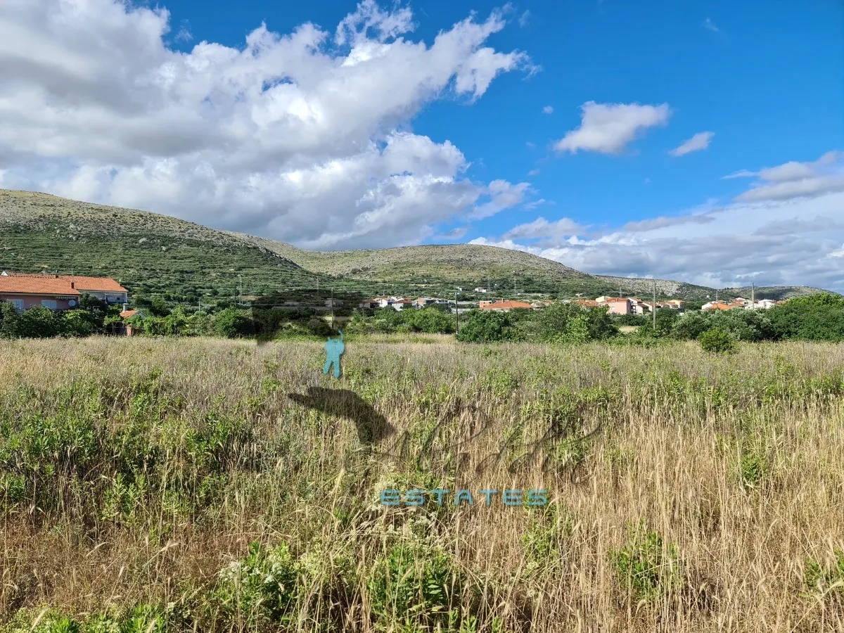 trogir, velika građevinska čestica, sva infrastruktura dostupna, 8.038 m2 - slika 3