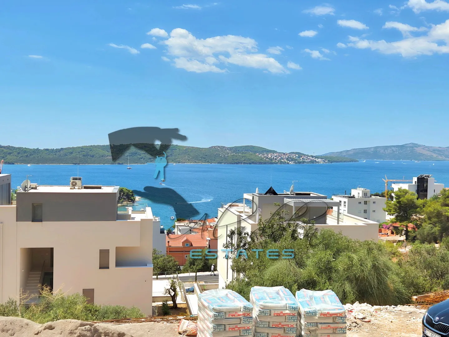 Trogir, impresivni dvosobni stan s odličnim pogledom, garažom i vrtom, 74 m2