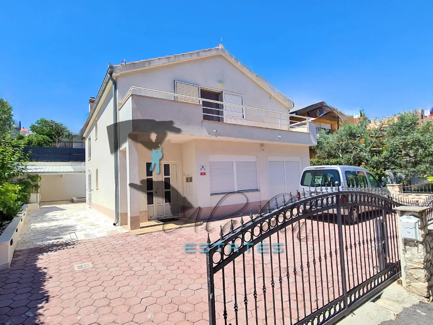 Okrug Gornji, prekrasna obiteljska kuća s bazenom i garažom, 212 m2 - Okrug Gornji, Okrug