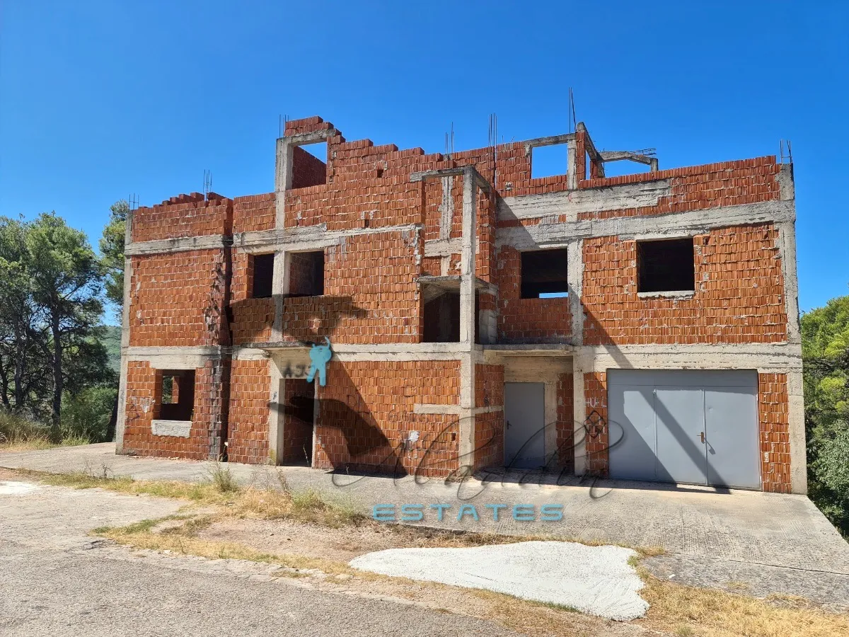 Bilice, velika stambeno-poslovna rohbau zgrada i čestica s pravomoćnom građevinskom dozvolom, 550 m2 - Šibenik