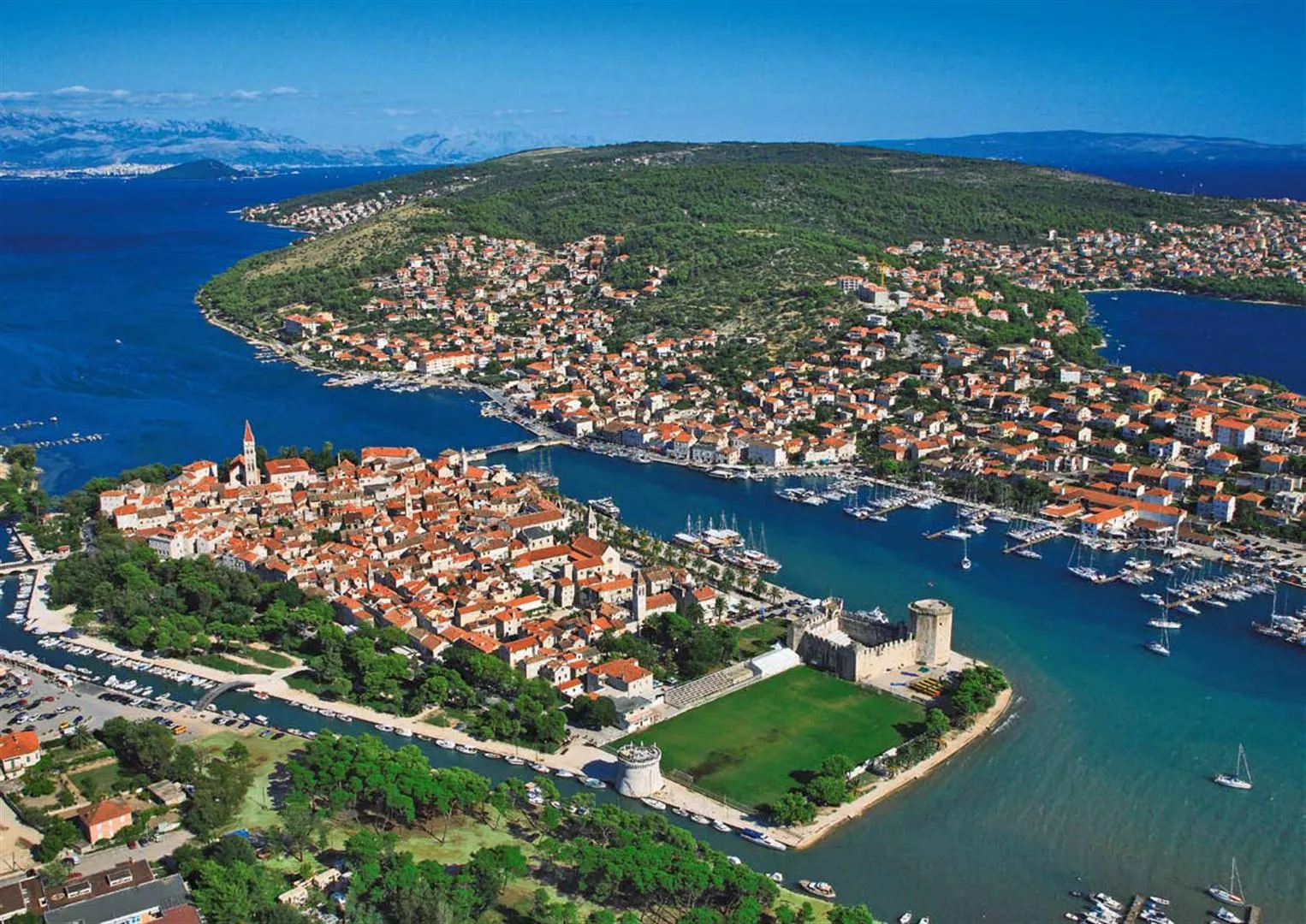 Trogir, izuzetna građevinska čestica sa širokim pogledom na more, 500 m2