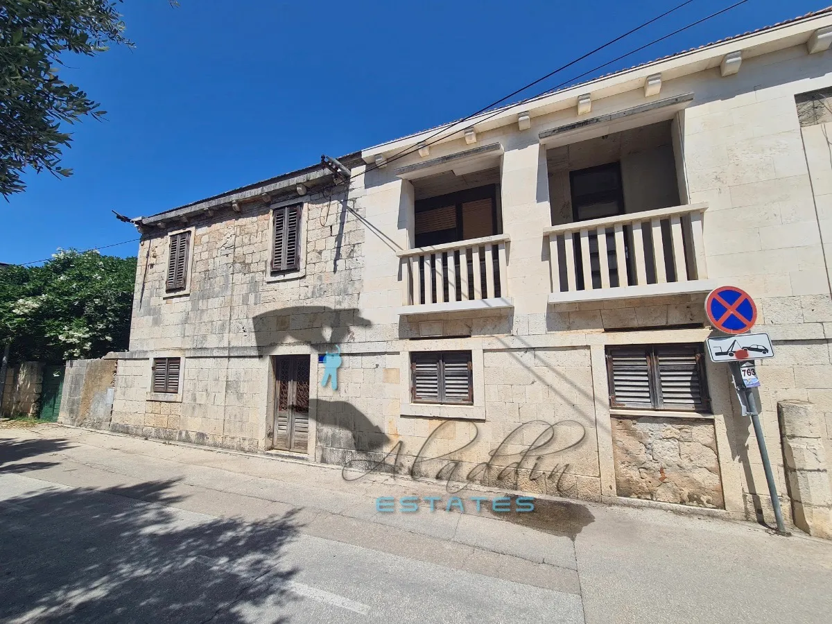 Sutivan, raskošna tradicionalna vila u prvom redu do mora, za adaptaciju, 248 m2