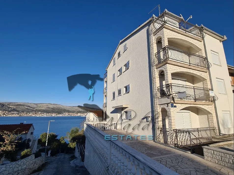 Okrug Donji, velika apartmanska kuća s pogledom na more, 591 m2 - Okrug Gornji, Okrug