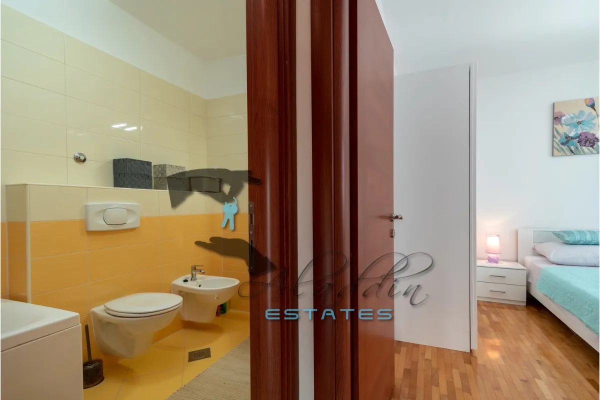 okrug gornji, prvorazredni dvosobni stan s lijepim pogledom na more, 80 m2 - slika 11