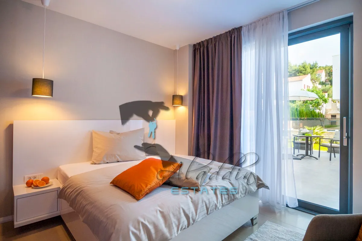 okrug gornji, super luksuzna i moderna vila drugi red do mora, 395 m2 - slika 19