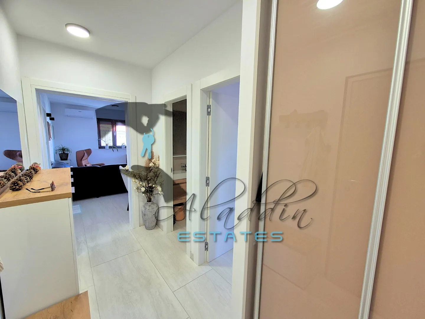 okrug gornji, prvorazredni dvosobni stan s pogledom na more, 68 m2 - slika 4