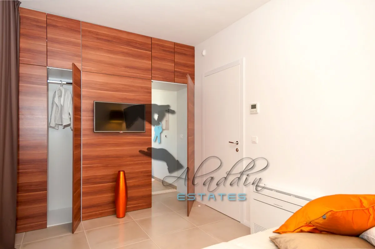 okrug gornji, super luksuzna i moderna vila drugi red do mora, 395 m2 - slika 10