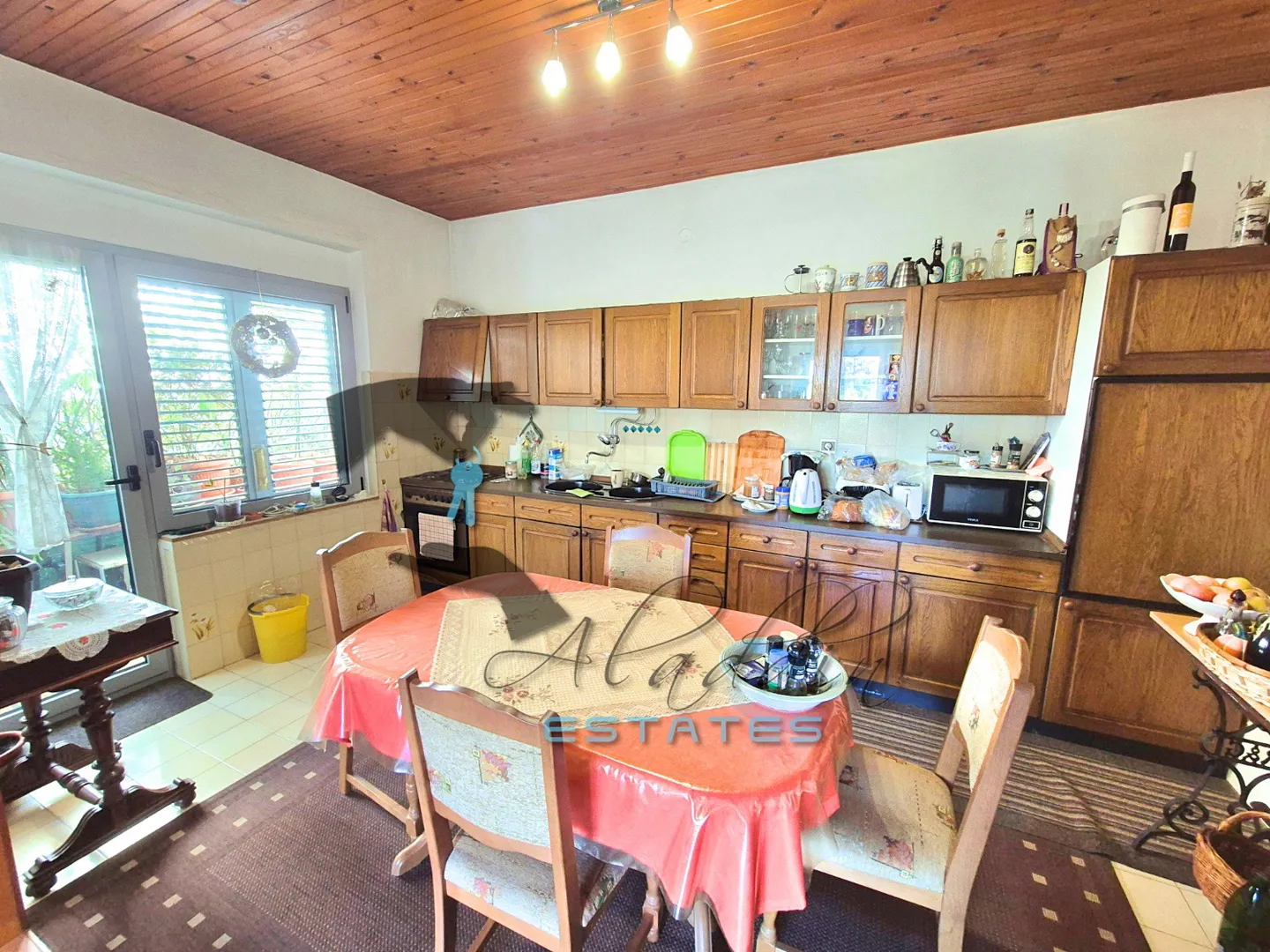 okrug gornji, privlačna samostojeća kuća s 3 stana i pogledom, 389 m2 - slika 3