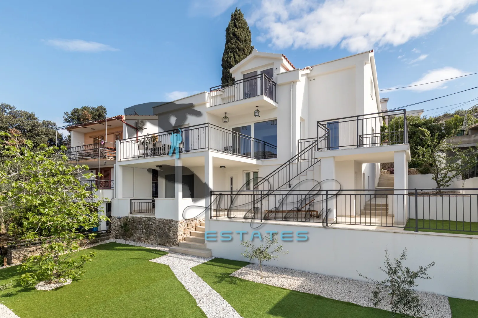 Seget Vranjica, luksuzna vila s tri stambene jedinice u prvom redu do mora, 296 m2 - Seget Vranjica, Seget