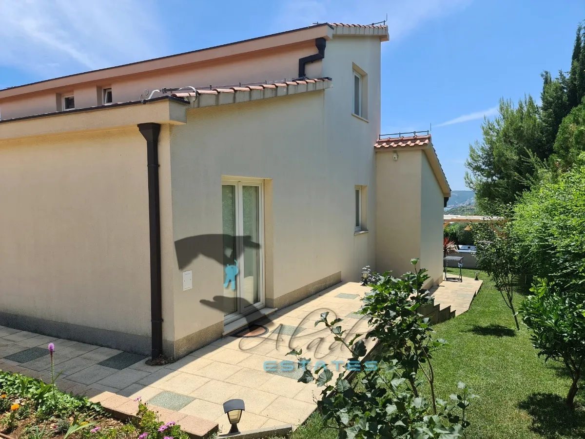 kaštel štafilić, očaravajuća vila s pomoćnom zgradom, velikim bazenom i pogledom na more, 324 m2 - slika 9