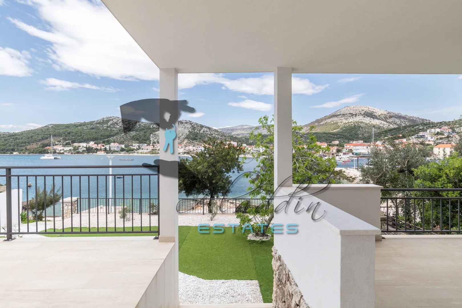 seget vranjica, luksuzna vila s tri stambene jedinice u prvom redu do mora, 296 m2 - slika 25