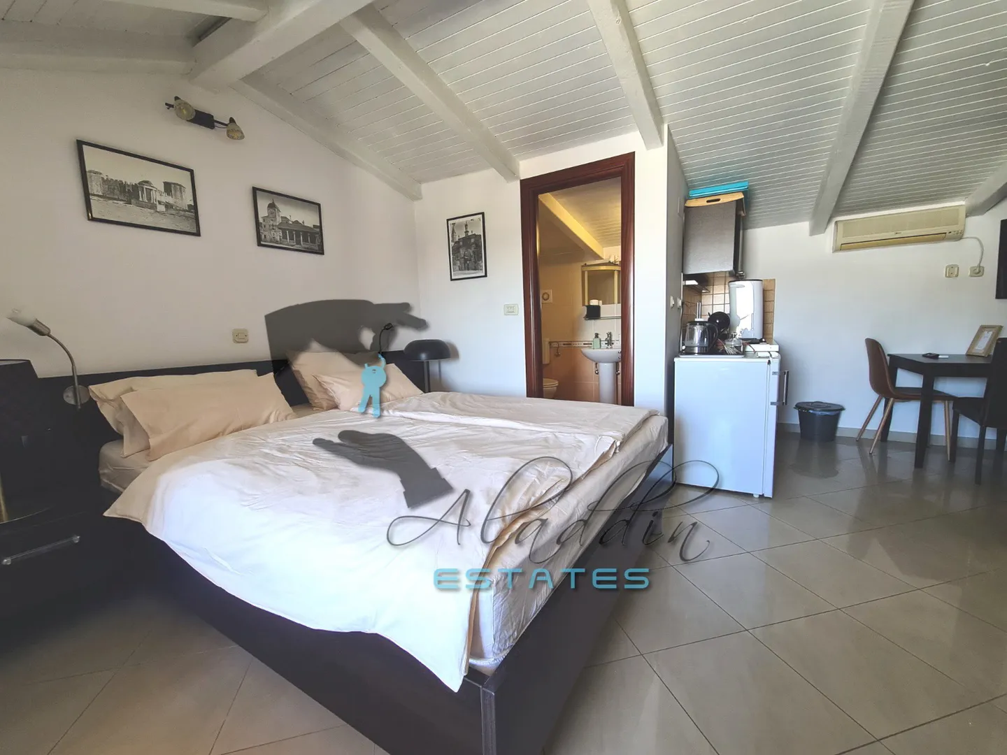 Trogir, stambeno-poslovna zgrada s 4 jedinice, prvi red do mora, 144 m2