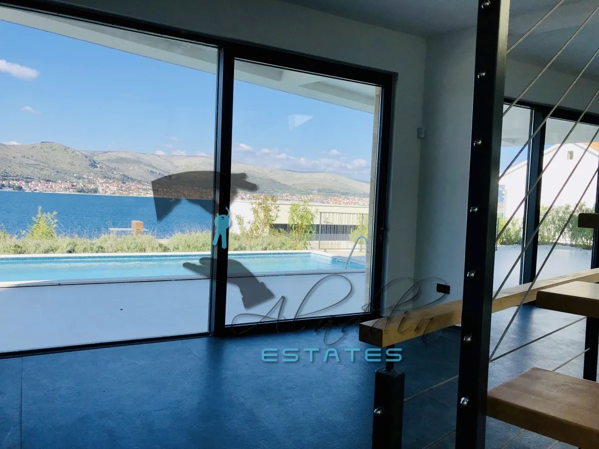 okrug donji, super luksuzna vila u drugom redu do mora, 326 m2 - slika 19