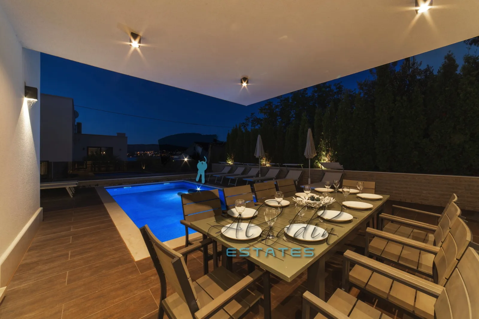 okrug gornji, super luksuzna i moderna vila drugi red do mora, 395 m2 - slika 30