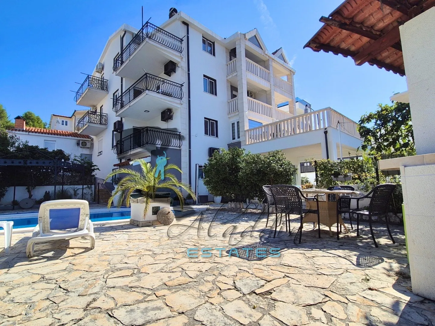 Okrug Gornji, velika apartmanska zgrada s bazenom i nenadmašnim pogledom, 688 m2 - Okrug Gornji, Okrug