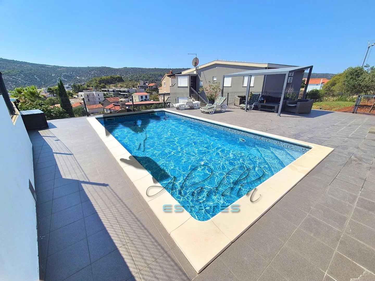 marina, odličan dvosobni stan s pogledom na more, bazenom i vrtnom sjenicom, 69 m2 - slika 19
