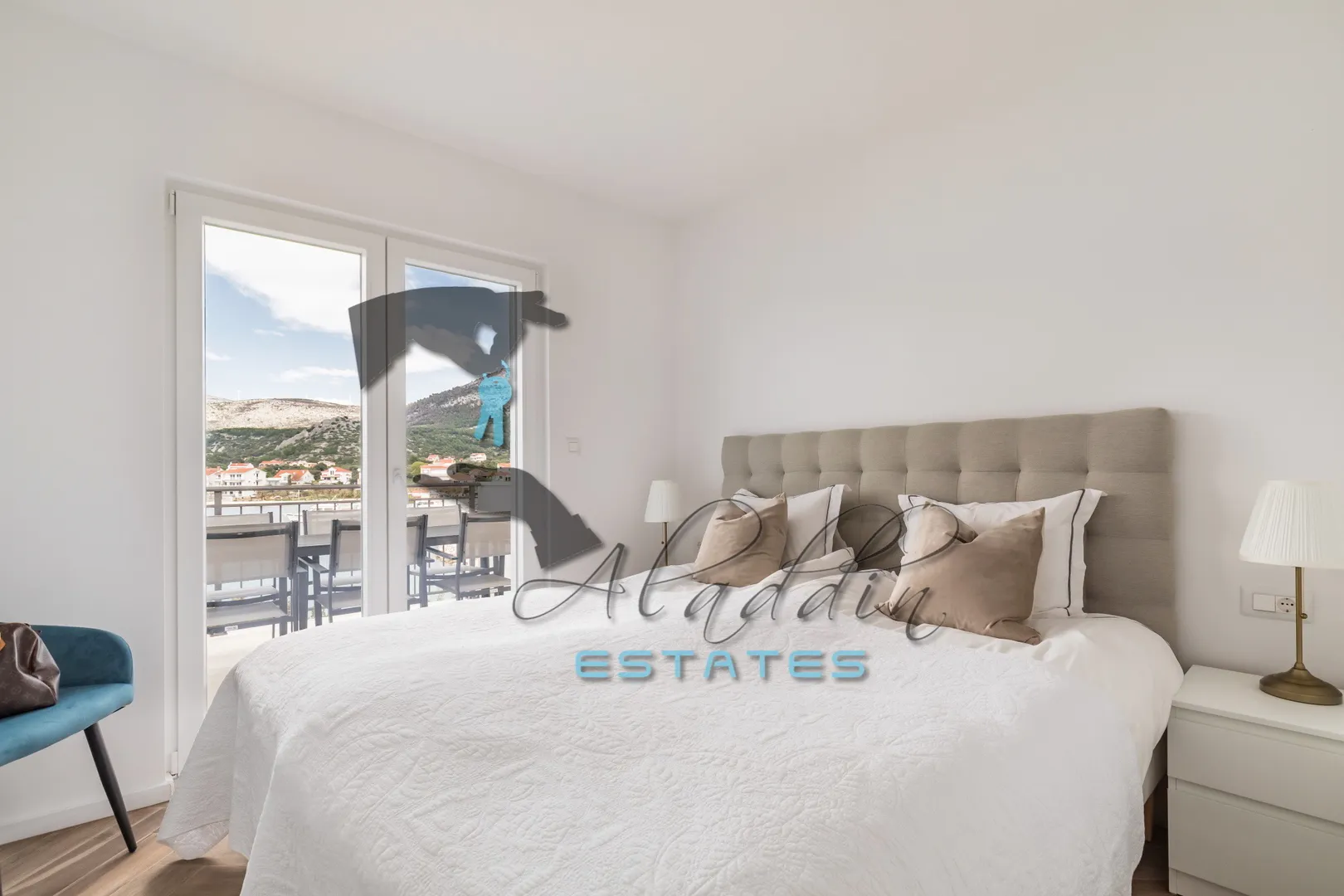 seget vranjica, luksuzna vila s tri stambene jedinice u prvom redu do mora, 296 m2 - slika 8