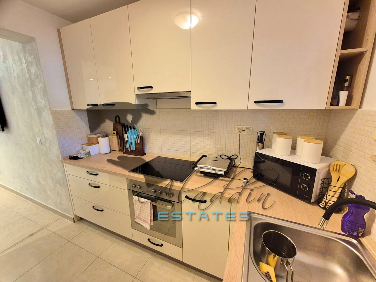 okrug gornji, izvanredan dvosobni stan s prekrasnom terasom, treći red, 70 m2 - slika 4