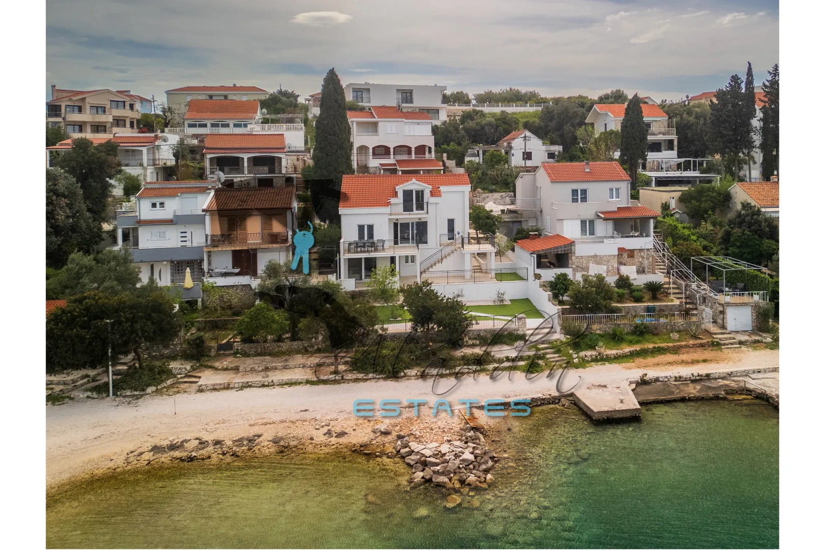 seget vranjica, luksuzna vila s tri stambene jedinice u prvom redu do mora, 296 m2 - slika 32