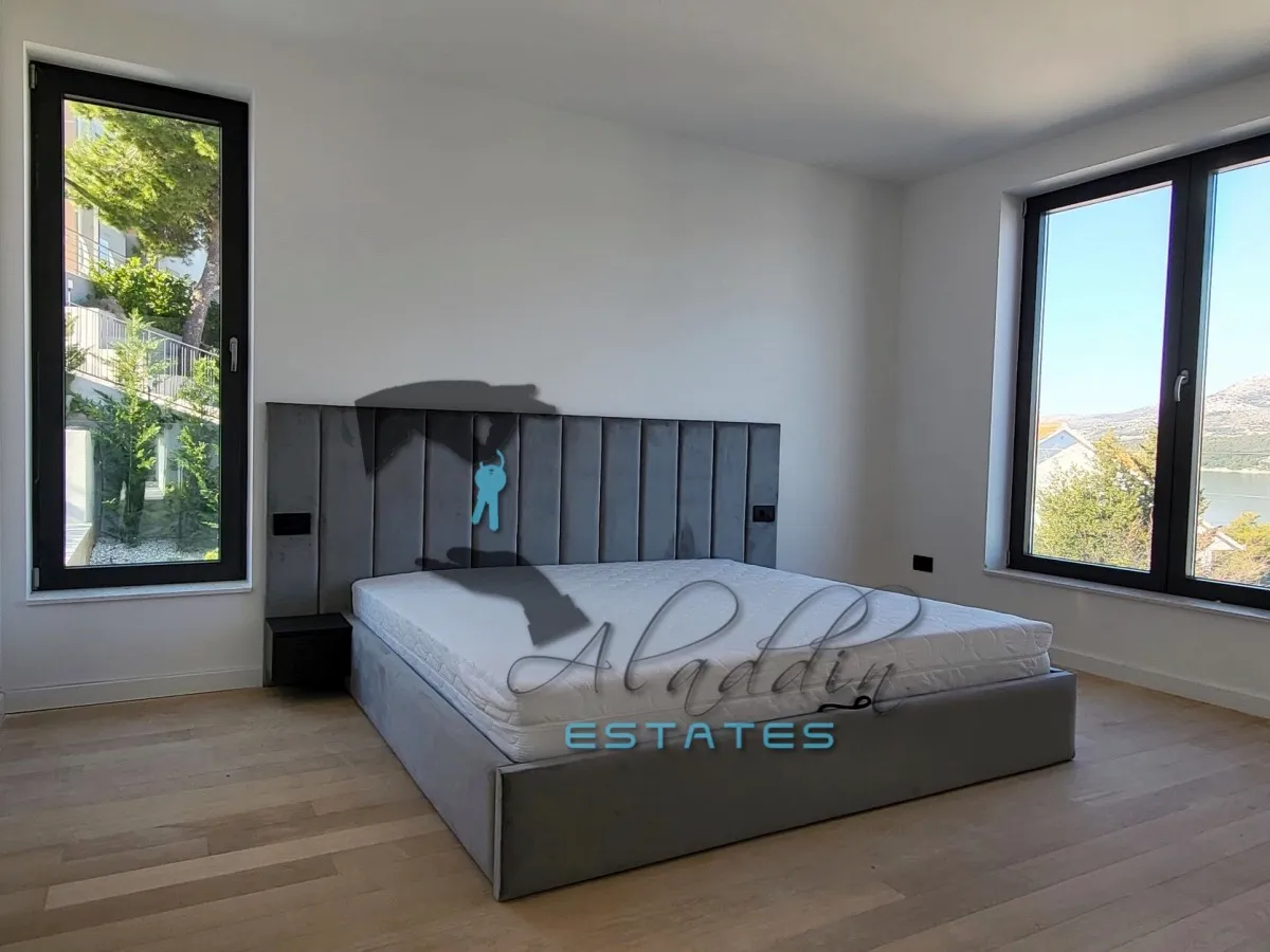 okrug donji, super luksuzna vila u drugom redu do mora, 326 m2 - slika 9