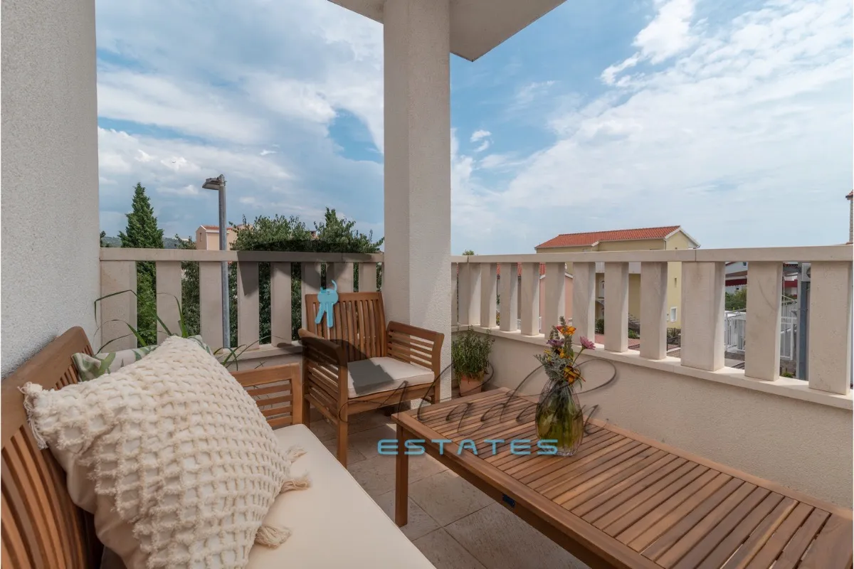 okrug gornji, prvorazredni dvosobni stan s lijepim pogledom na more, 80 m2 - slika 18