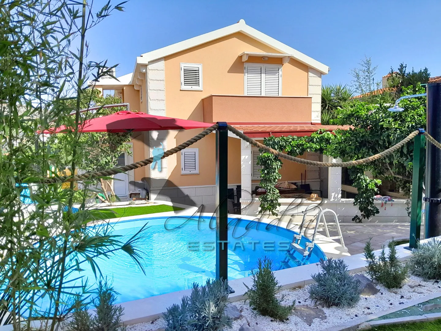 Okrug Gornji, elegantna obiteljska kuća s dva stana i bazenom, 153 m2 - Okrug Gornji, Okrug