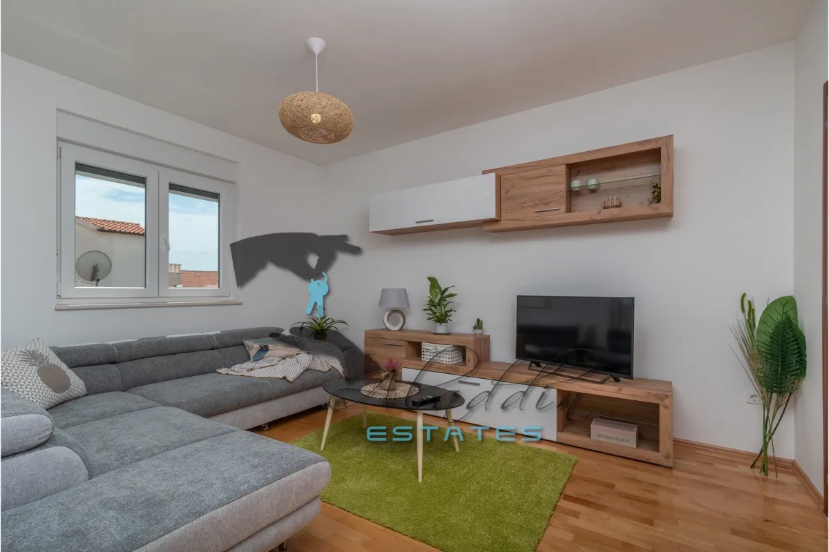 okrug gornji, prvorazredni dvosobni stan s lijepim pogledom na more, 80 m2 - slika 3