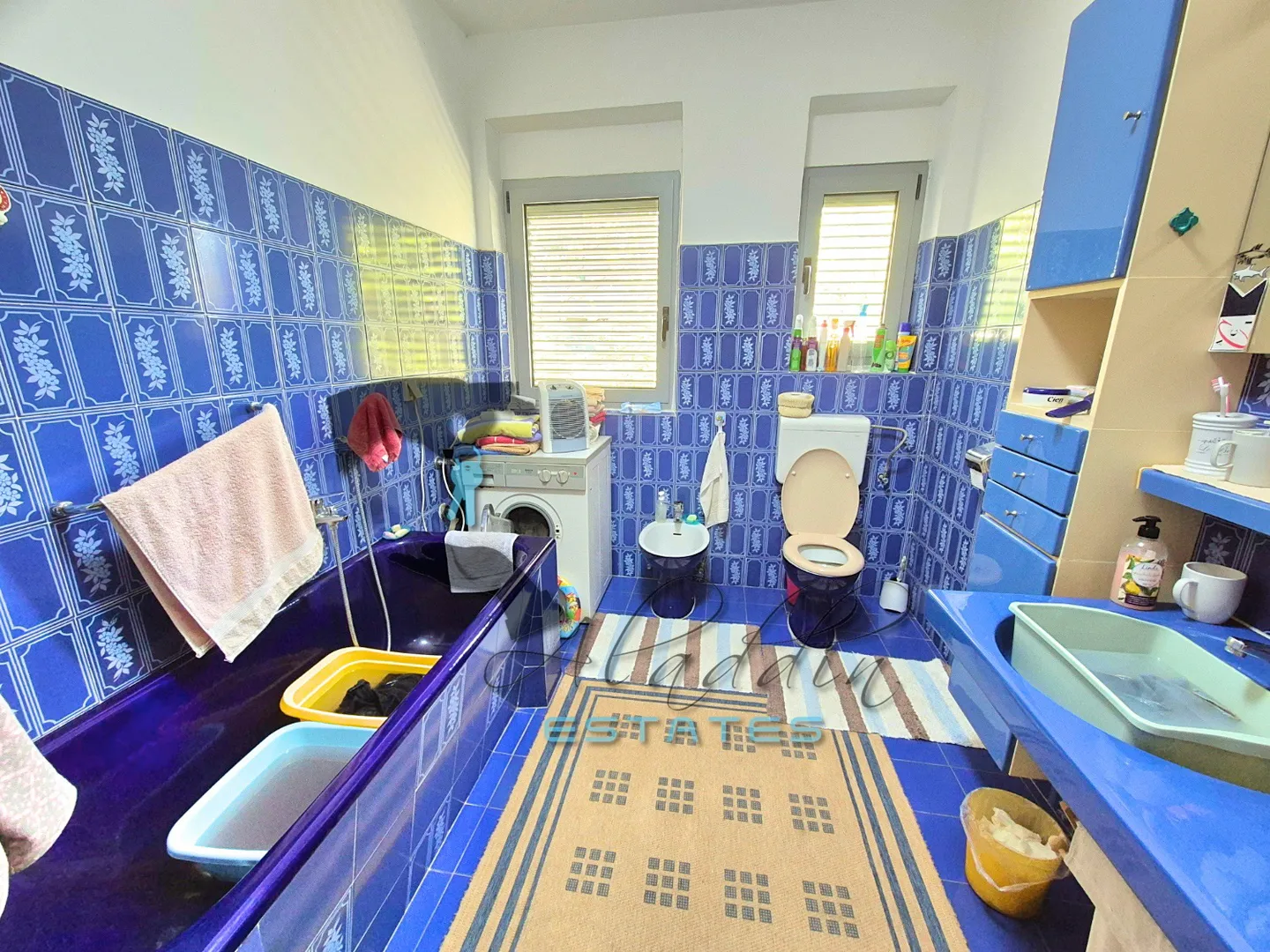 okrug gornji, privlačna samostojeća kuća s 3 stana i pogledom, 389 m2 - slika 8
