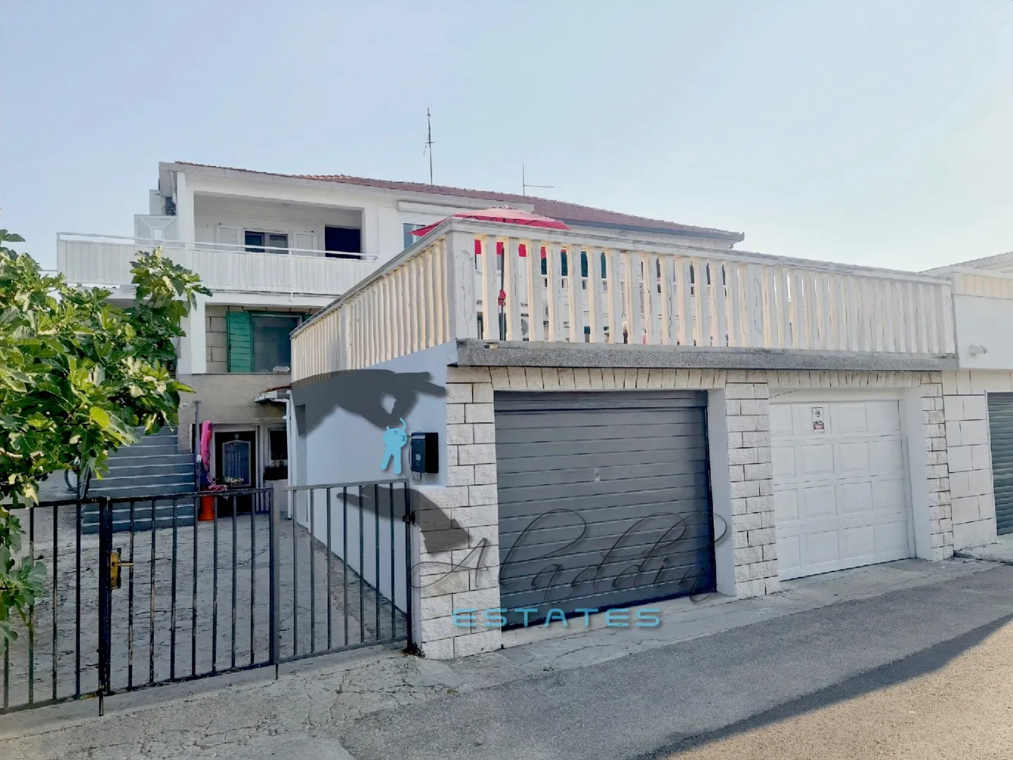 Slatine, profinjena stambena kuća u prvom redu do mora, 421 m2 - Split