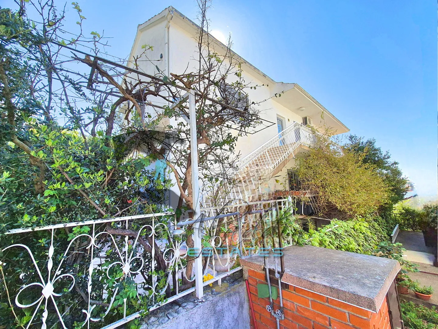 Okrug Gornji, privlačna samostojeća kuća s 3 stana i pogledom, 389 m2 - Okrug Gornji, Okrug