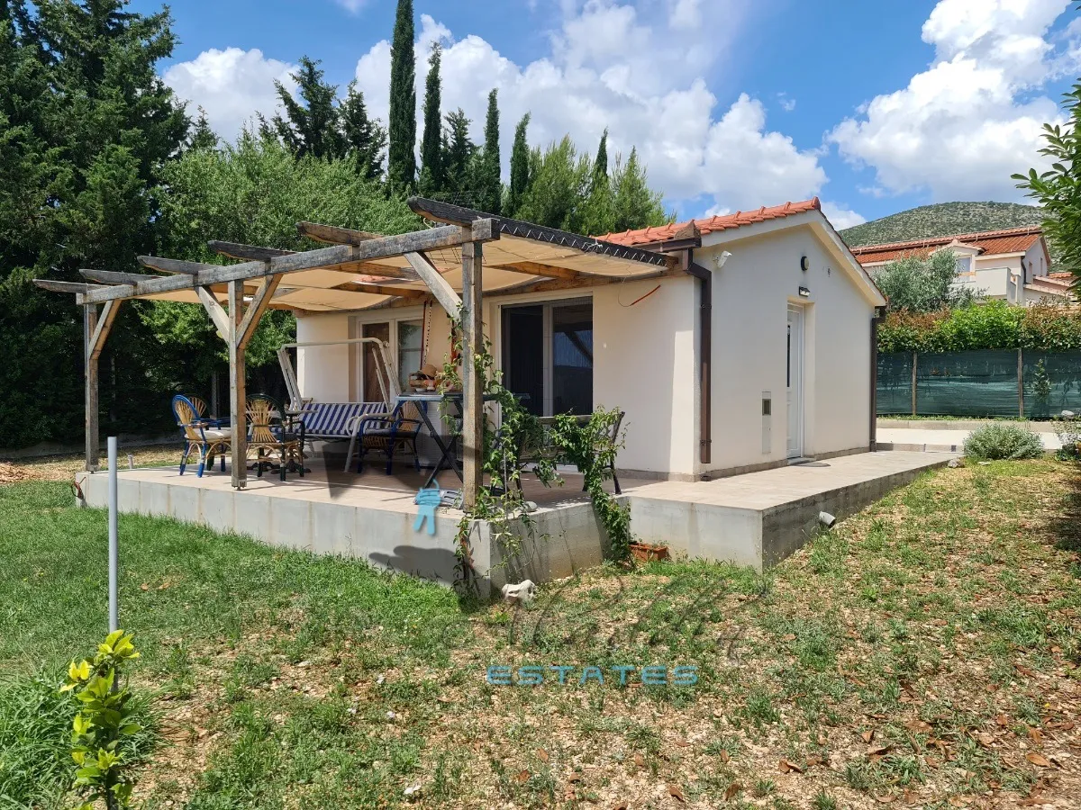 kaštel štafilić, očaravajuća vila s pomoćnom zgradom, velikim bazenom i pogledom na more, 324 m2 - slika 23