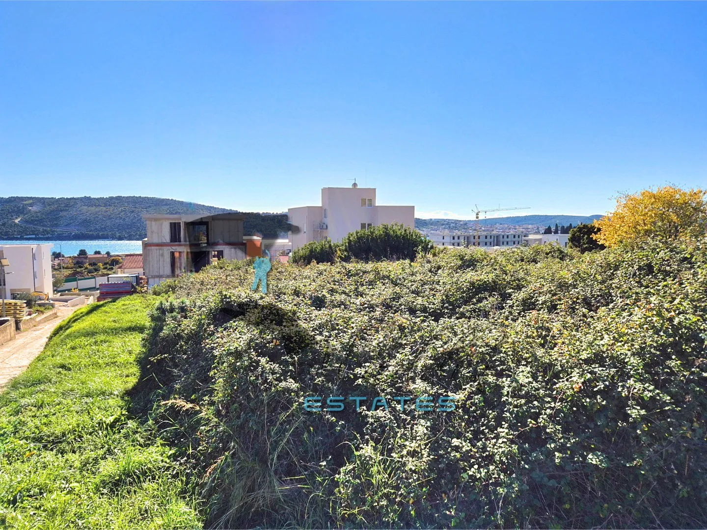 trogir, izuzetna zemljišna čestica s pogledom na more, 1.861 m2 - slika 4