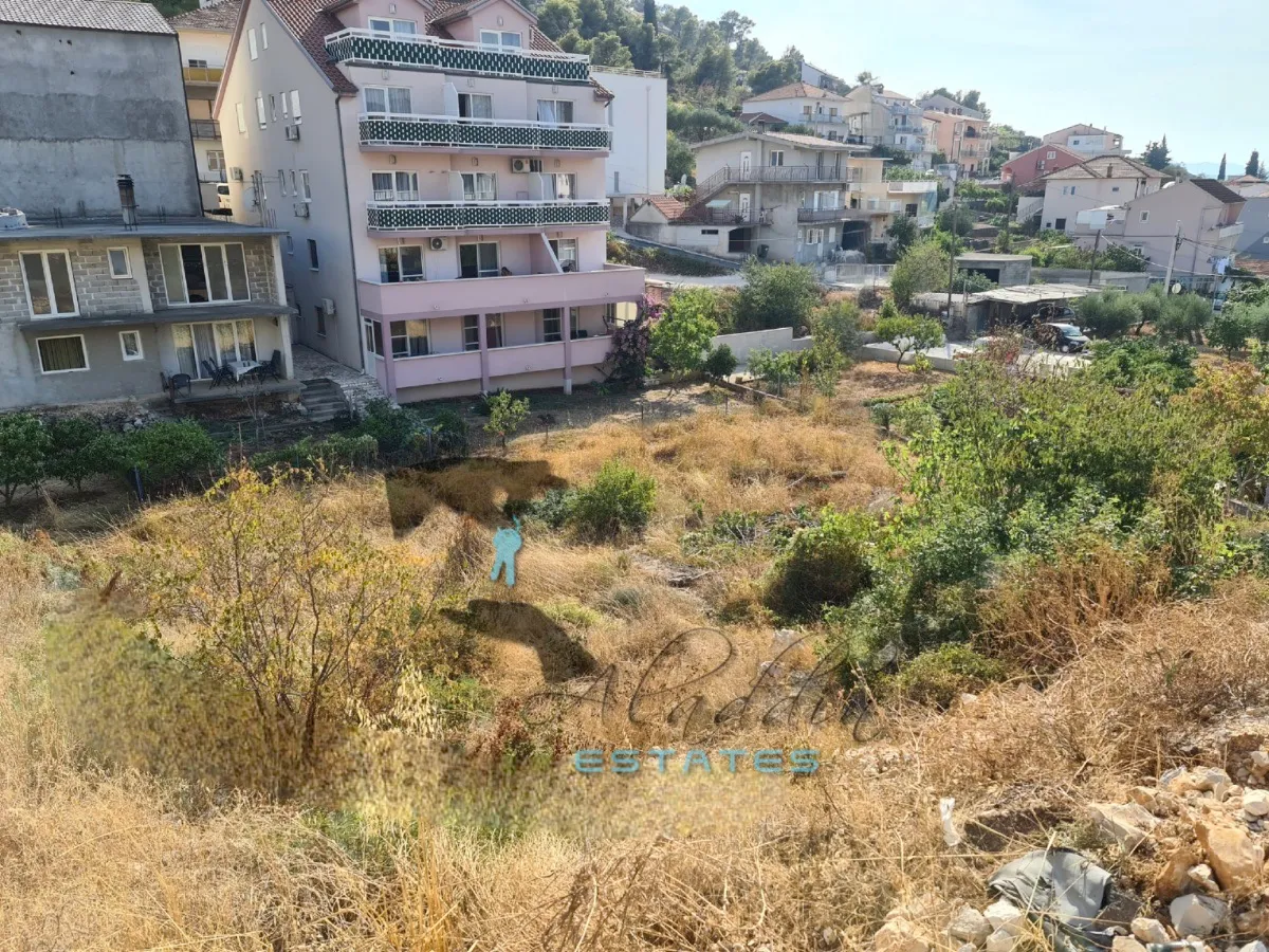 Trogir, atraktivna građevinska čestica s pogledom na more, 976 m2