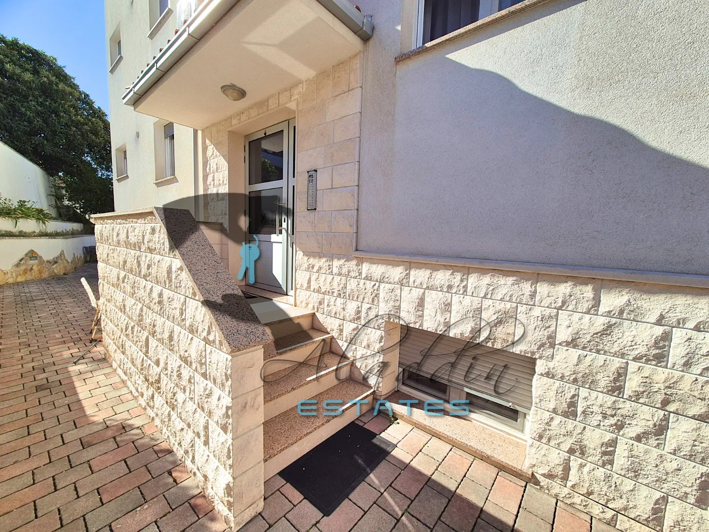 okrug gornji, izvanredan dvosobni stan s prekrasnom terasom, treći red, 70 m2 - slika 15