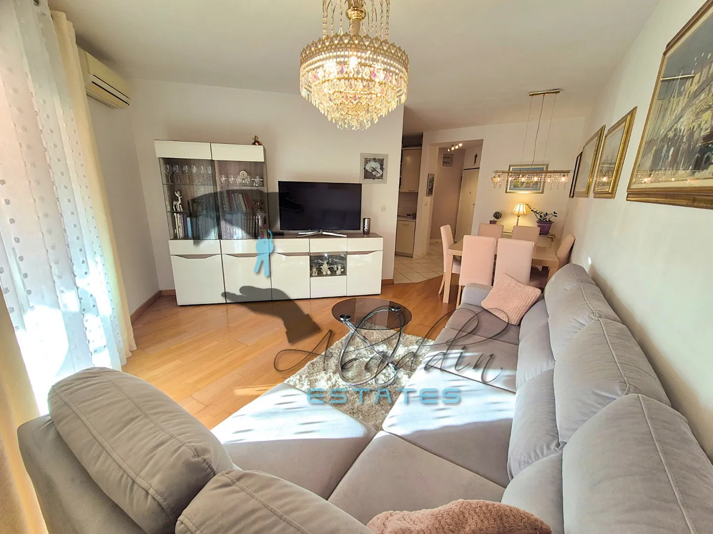 Trogir, odličan dvosobni stan s pogledom na more, 69 m2