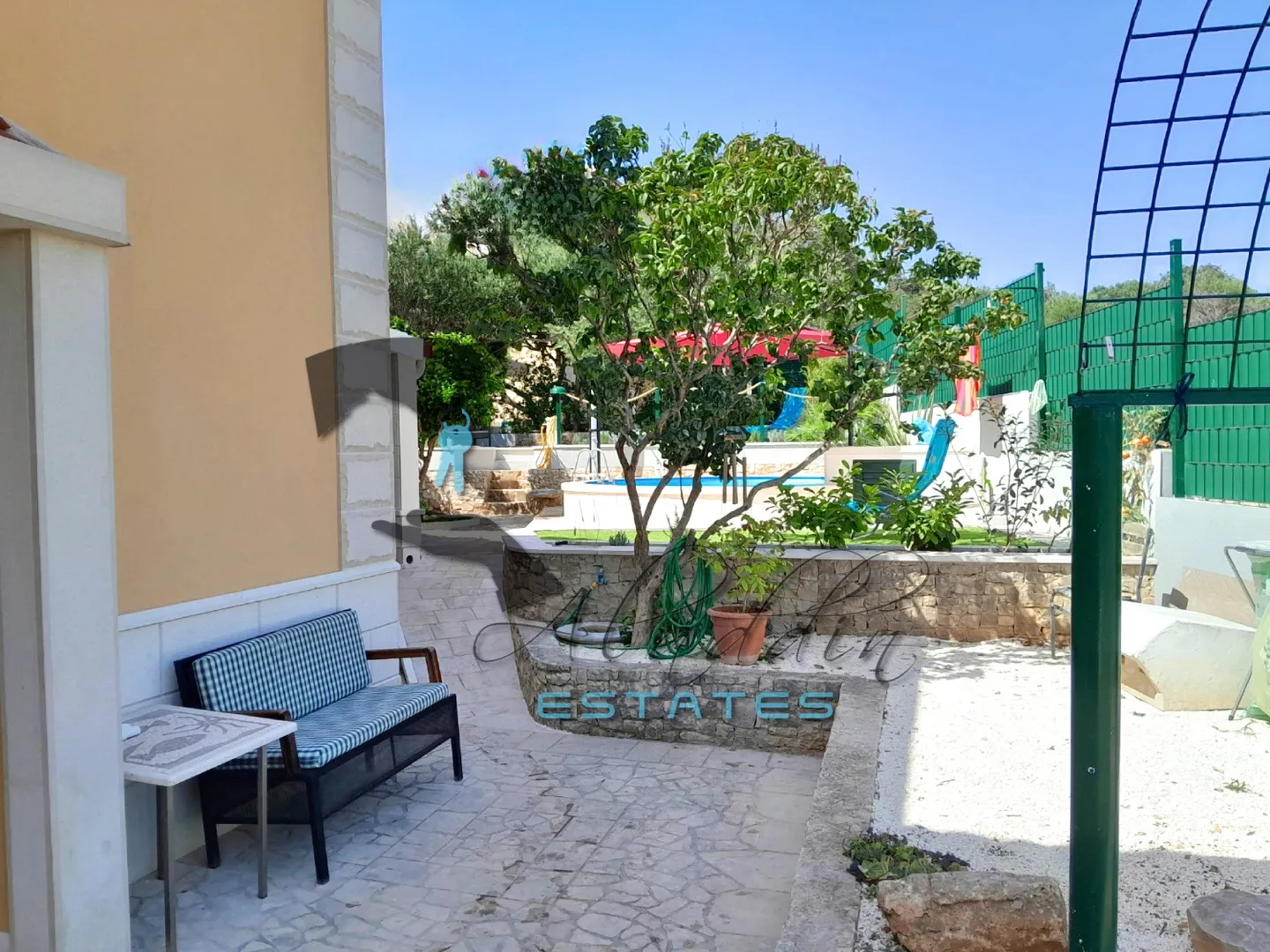 okrug gornji, elegantna obiteljska kuća s dva stana i bazenom, 153 m2 - slika 14